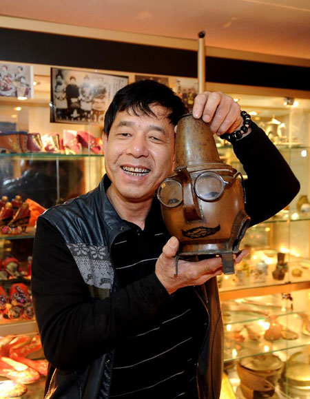 10 thousand pieces of handicrafts displayed in collector's home
