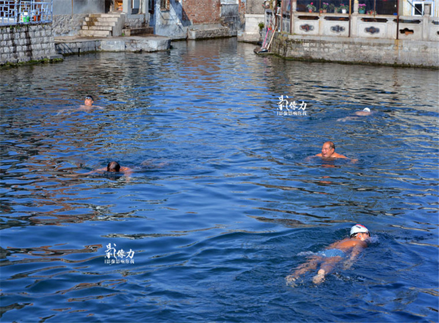 People enjoy the 'spring water life' in winter of Jinan
