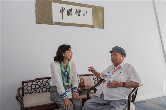我國當(dāng)代著名畫家、中國美術(shù)家協(xié)會原副主席劉文西參觀中國館并題詞： “為世界人民美好未來而奮斗”
