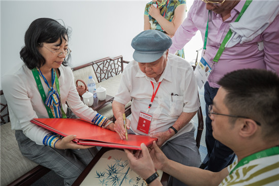 我國當(dāng)代著名畫家、中國美術(shù)家協(xié)會(huì)原副主席劉文西參觀中國館并題詞： “為世界人民美好未來而奮斗”