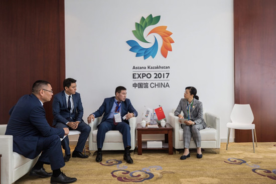 中國(guó)館政府副代表、館長(zhǎng)舒寰會(huì)見(jiàn)國(guó)際哈薩克斯坦—中國(guó)投資貿(mào)易促進(jìn)委員會(huì)董事長(zhǎng)