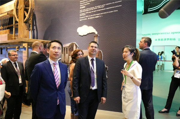 捷克工商部部長吉里•哈弗里賽克參觀中國館：中國日益展現(xiàn)負責任大國形象，新能源技術將受益全球