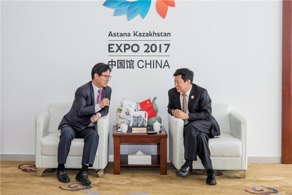 阿斯塔納世博會中國館執(zhí)行館長姚瑞與韓國館館長就世博會運(yùn)營和組織事務(wù)進(jìn)行交流