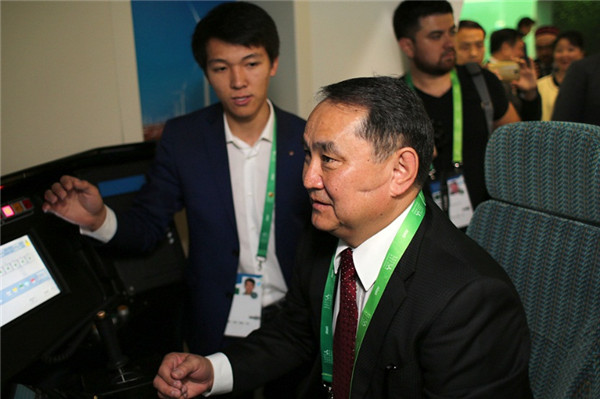 上海合作組織秘書長阿利莫夫、哈薩克斯坦副外長卡瑪爾季諾夫高度評價(jià)中國館并題詞留念