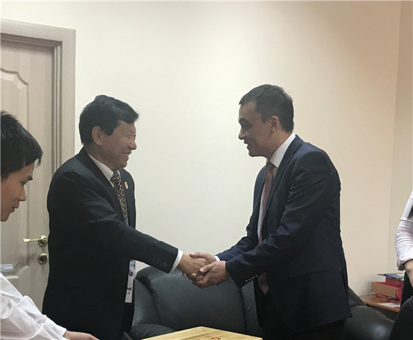 哈薩克斯坦國際通訊社社長阿斯哈爾•奧瑪若夫高度評價中國館對阿斯塔納世博會的貢獻
