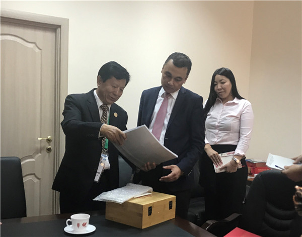哈薩克斯坦國際通訊社社長阿斯哈爾•奧瑪若夫高度評價中國館對阿斯塔納世博會的貢獻