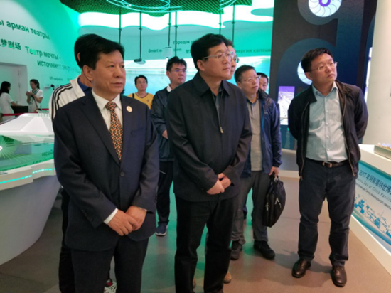 中國石油化工集團副總經(jīng)理焦方正參觀中國館：感謝提供國際展示舞臺