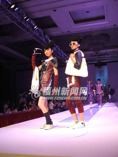 大學生走T臺 穿上自已設(shè)計的服裝
