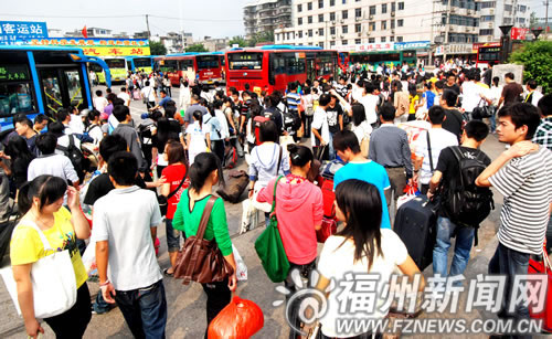 福州火車站迎來返程客流高峰 日發(fā)送旅客5.5萬人