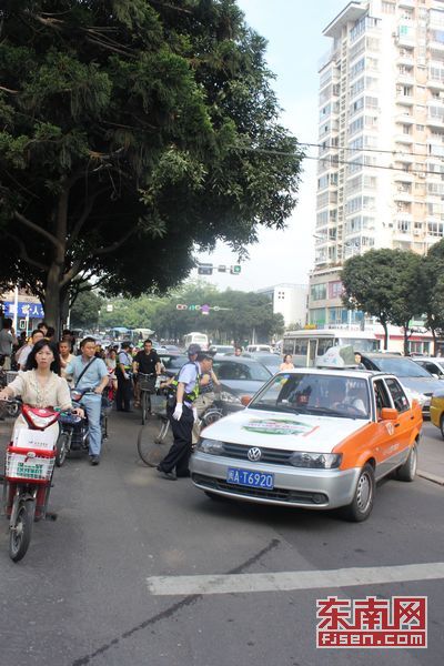 2011年福建高考首日　有人遲到有人警車接送(圖)