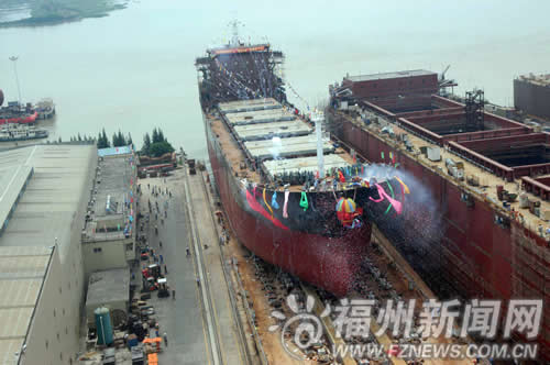 閩建造首艘江海聯(lián)運(yùn)散裝貨船下水　載重2.3萬(wàn)噸