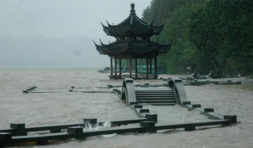 杭州西湖長(zhǎng)橋被淹沒(méi)　網(wǎng)友戲稱(chēng)“水漫金山”(圖)