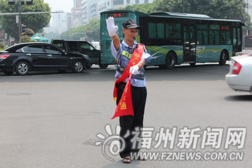 “最專業(yè)”協(xié)管員感動榕城　網(wǎng)友稱“勝過交警”