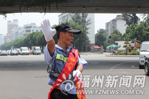 “最專業(yè)”協(xié)管員感動榕城　網(wǎng)友稱“勝過交警”