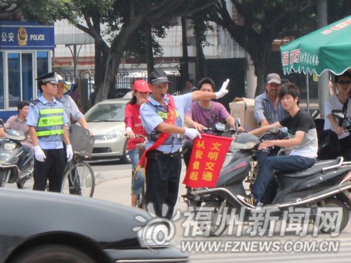 “最專業(yè)”協(xié)管員感動榕城　網(wǎng)友稱“勝過交警”