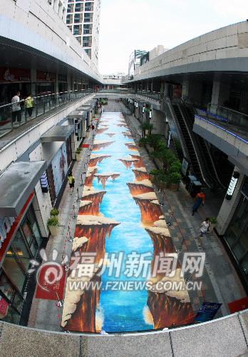 平地冒出“懸崖峭壁” 其實(shí)是3D立體畫(huà)