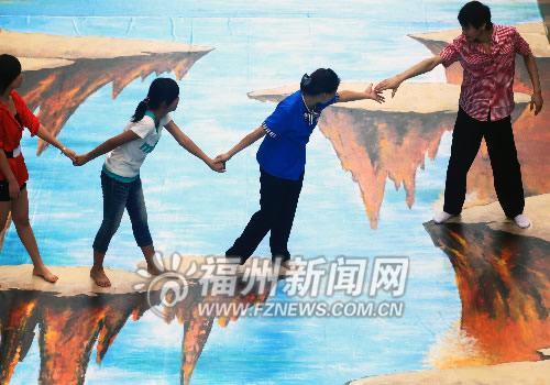 平地冒出“懸崖峭壁” 其實(shí)是3D立體畫(huà)