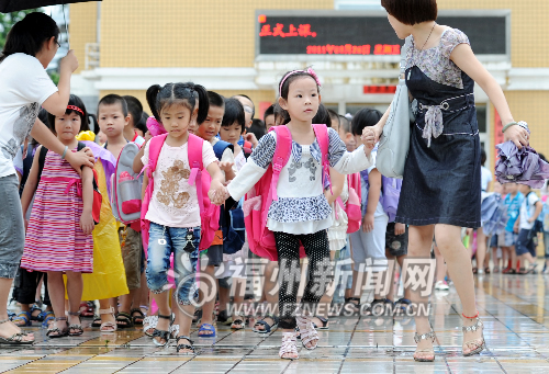 90多萬(wàn)名中小學(xué)生開(kāi)學(xué)　農(nóng)民工子女電腦派位入學(xué)