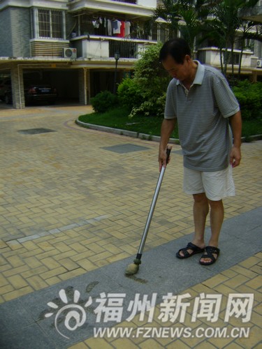 康城小區(qū)有個(gè)“地書(shū)達(dá)人”　用棍在地上揮毫潑墨