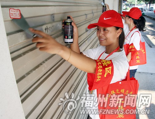 志愿者活躍在大街小巷　服務(wù)讓城市更美麗更文明