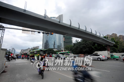 白馬河工業(yè)路天橋完成主橋搭設(shè)　全橋下月可建成