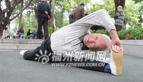 榕古稀老人柔韌性堪比孩童　73歲練成朝天蹬絕活