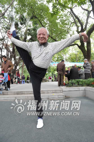 榕古稀老人柔韌性堪比孩童　73歲練成朝天蹬絕活