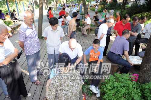 榕城連日飽受高溫“烤”驗(yàn)　避暑納涼各有各的招