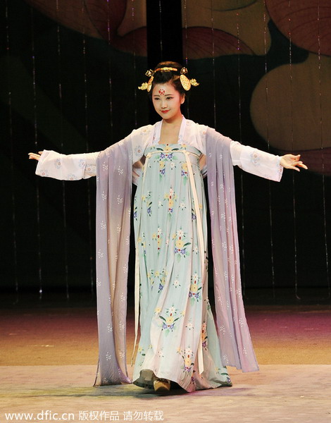 Traditional and modern Han ethnic costumes on show