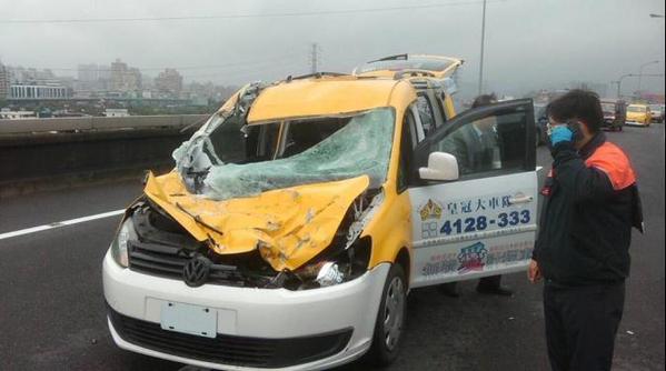 Taiwan TransAsia Airways plane plunges into river