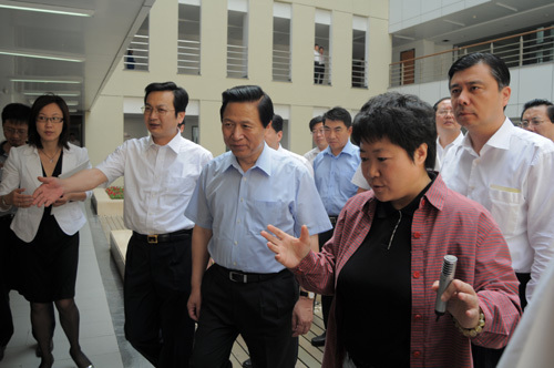 Liang Baohua visited Huaqiao for investigation