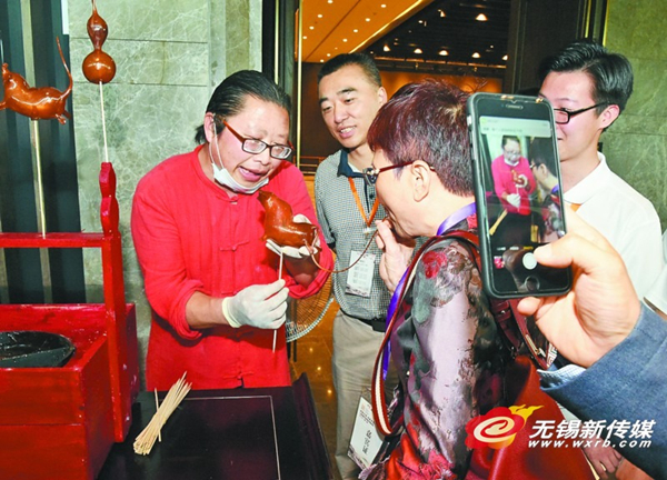 Native Wuxi elites tour the city