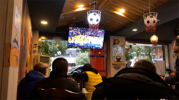Restaurateur dishes out spicy food, hoop dreams