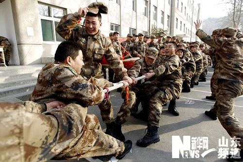 山東濟(jì)南：新兵樂(lè)享軍營(yíng)文化生活