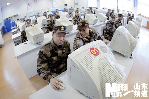 山東濟(jì)南：新兵樂(lè)享軍營(yíng)文化生活