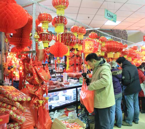 濟(jì)南市年貨市場紅紅火火<BR>