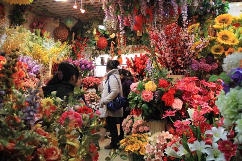 濟(jì)南市年貨市場紅紅火火<BR>
