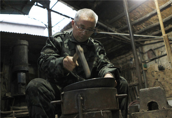 <EM>'A Bite of China'</EM> boosts sales of iron pans in E China