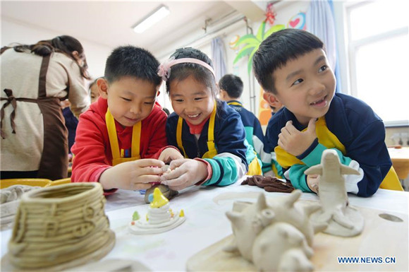 Pupils make earthenware works in Qingdao