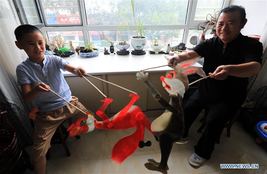 Artist presents traditional shadow puppet plays for free in Shandong