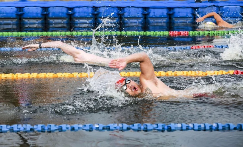 Intl winter swimming festival held in Taierzhuang ancient town
