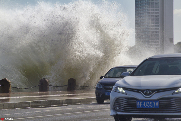 Cold front brings large waves along Yantai coast