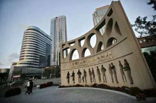 Lujiazui financial worker benefits from Shanghai FTZ opening up