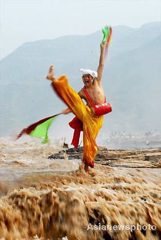 Hukou Waterfall attracts visitors