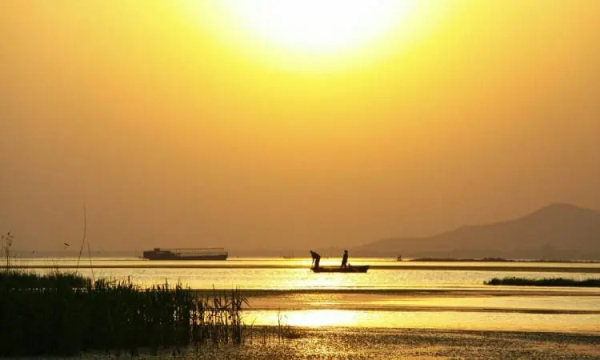 Escape the summer heat at Dongping Lake