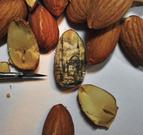 Artist uses food as canvas<BR>藝術(shù)家食物上作畫(圖)