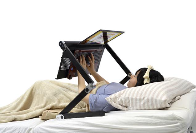 'Dozing desk' goes on sale<BR>日本發(fā)明懶人'瞌睡桌'(圖)