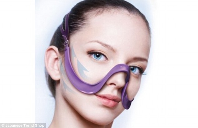 Japan launches 'face bra'<BR>日本推除皺'臉部內(nèi)衣'(圖)