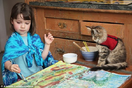 Little Miss and her mews<BR>自閉小畫家對貓表愛意