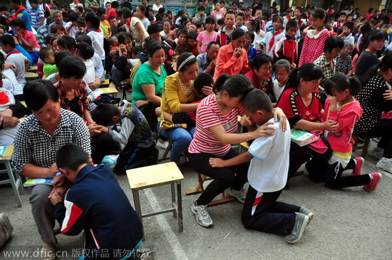 Should children kowtow to their parents?